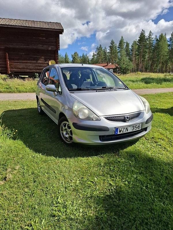 Silver Begagnad 2005 Honda Jazz Halvkombi | 19 000 kr (Marknadspris) - Bild 1/2