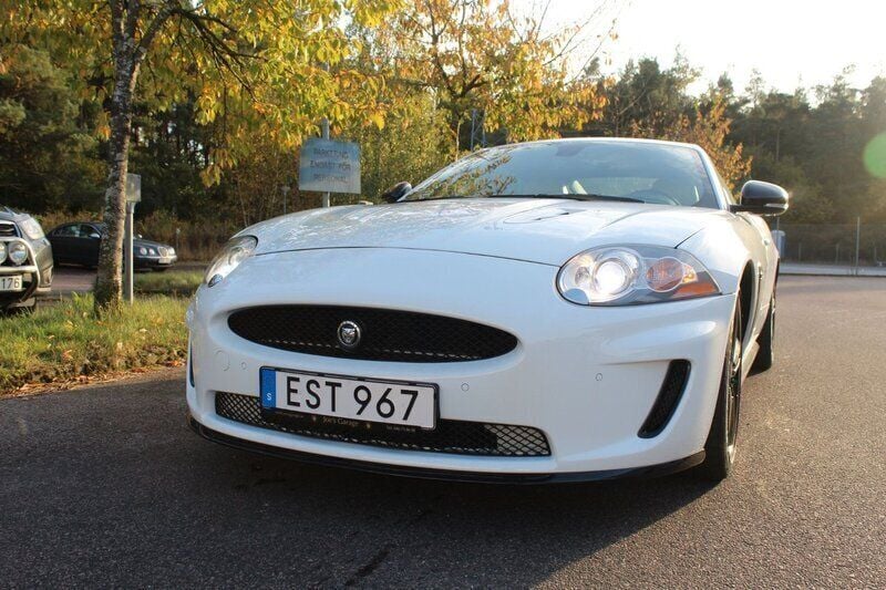 Vit Begagnad 2010 Jaguar XKR Sportkupé | 459 000 kr - Bild 1/4