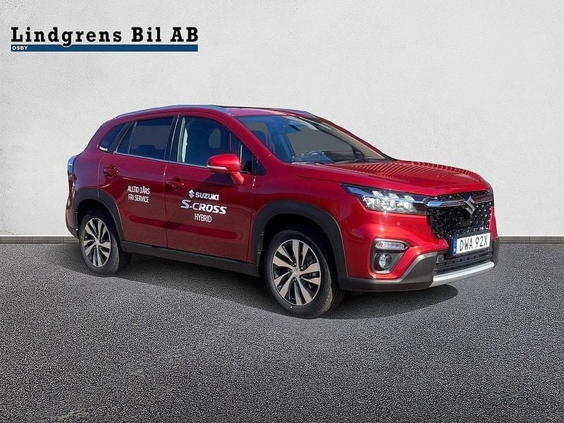 Röd metallic Ny 2025 Suzuki SX4 S-Cross SUV | 371 800 kr (Dyr) - Bild 1/4