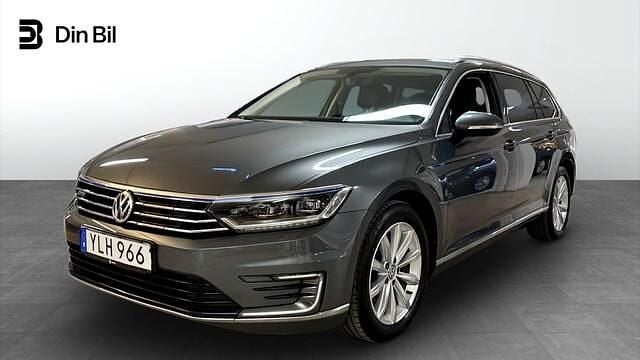 Mörkgrå Begagnad 2017 VW Passat Executive Kombi | 184 900 kr (Bra pris) - Bild 1/4