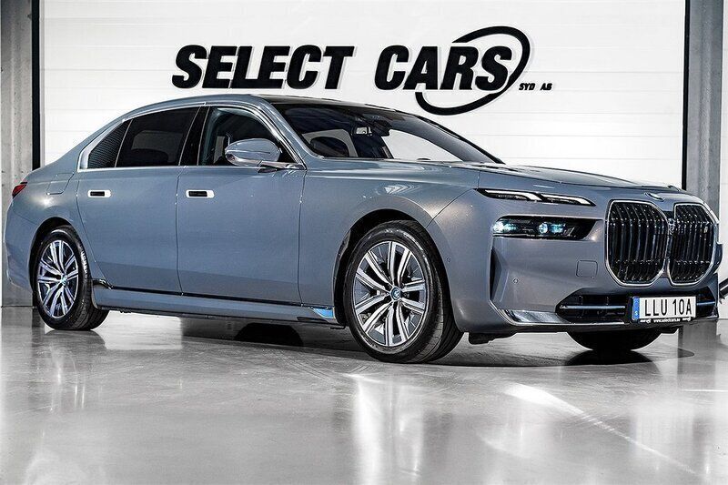 Grå Begagnad 2022 BMW i7 Comfort Edition Sedan | 1 099 000 kr - Bild 1/4