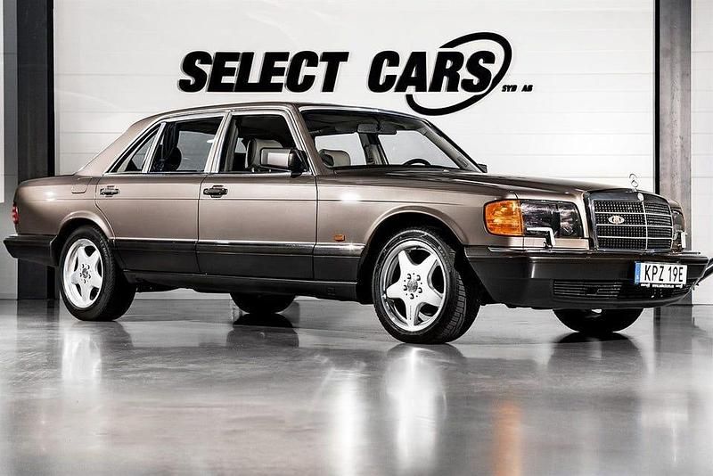 Ljusbrun Begagnad 1988 Mercedes 560 Sedan | 229 900 kr - Bild 1/4