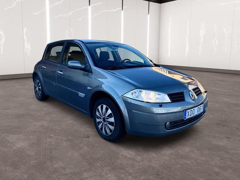 Mörkgrå (grå) Begagnad 2005 Renault Mégane II Halvkombi | 19 900 kr (Marknadspris) - Bild 1/4