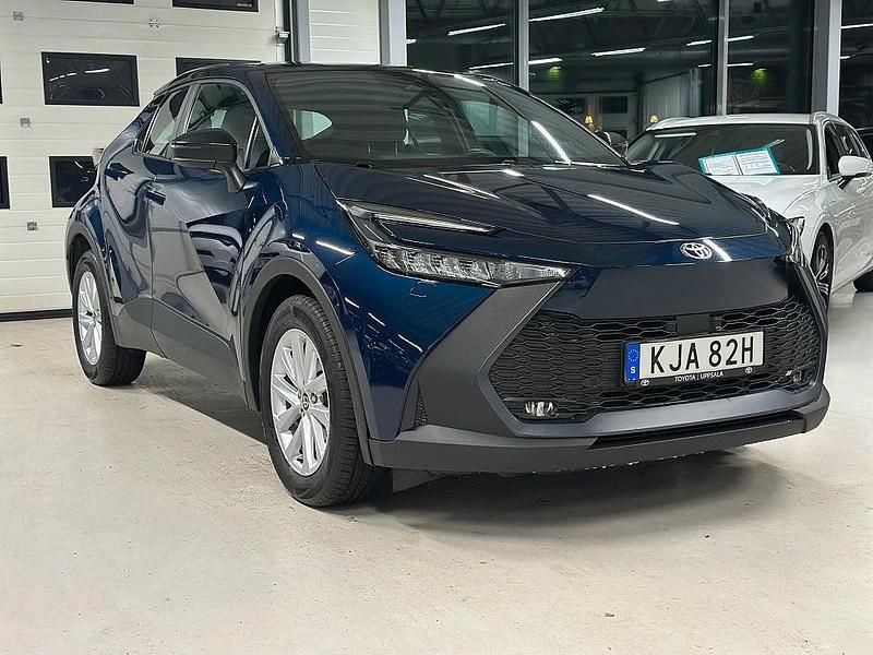 Blå Begagnad 2024 Toyota C-HR SUV | 319 900 kr (Lite dyr) - Bild 1/4