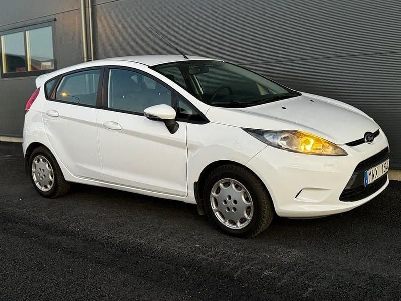 Vit Begagnad 2012 Ford Fiesta Trend | 49 900 kr (Marknadspris) - Bild 1/4