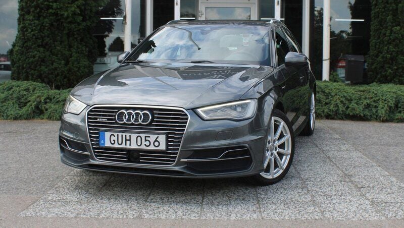 Grå Begagnad 2016 Audi A3 Sportback e-tron S-Line Sedan | 164 900 kr (Bra pris) - Bild 1/4