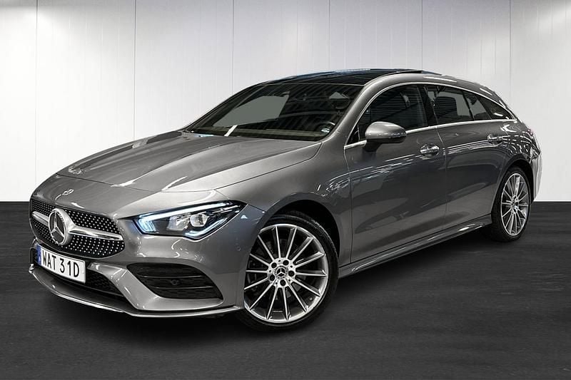 Mörkgrå (grey) Begagnad 2023 Mercedes CLA250e Shooting Brake AMG line Kombi | 359 900 kr (Marknadspris) - Bild 1/4
