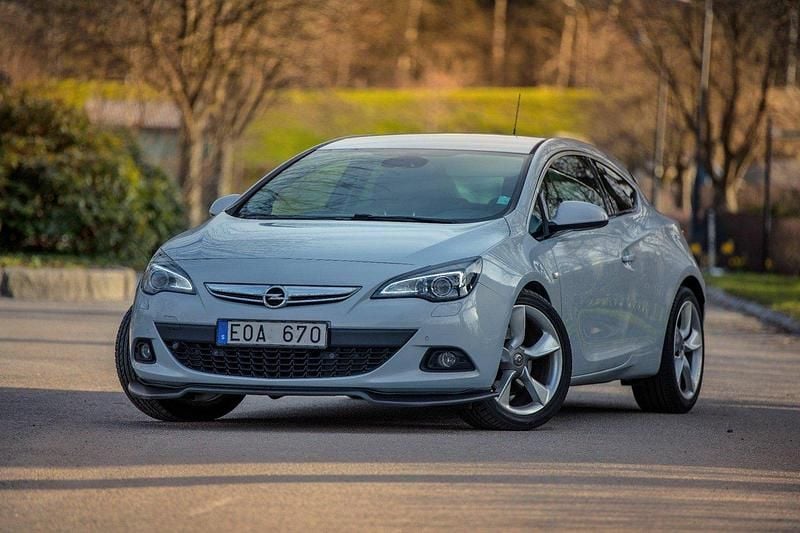 Vit Begagnad 2012 Opel Astra GTC Halvkombi | 65 000 kr - Bild 1/4