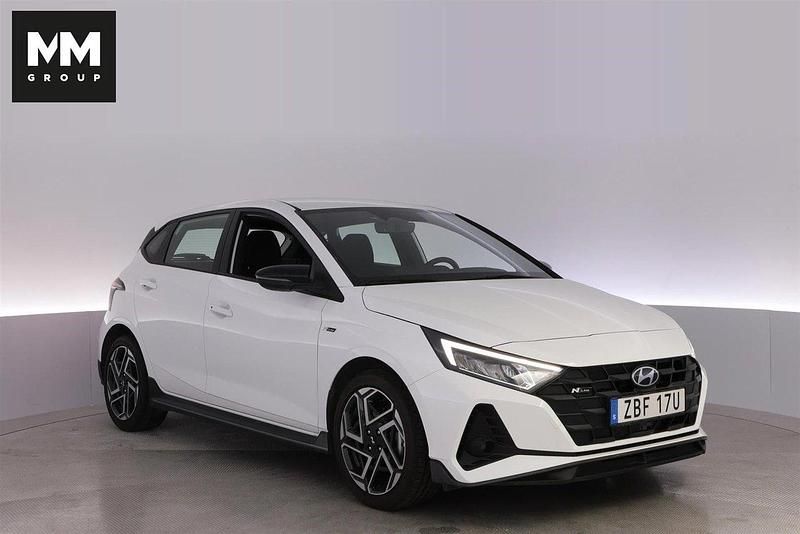 Vit Ny 2024 Hyundai i20 N Line Halvkombi | 227 900 kr (Superpris) - Bild 1/4