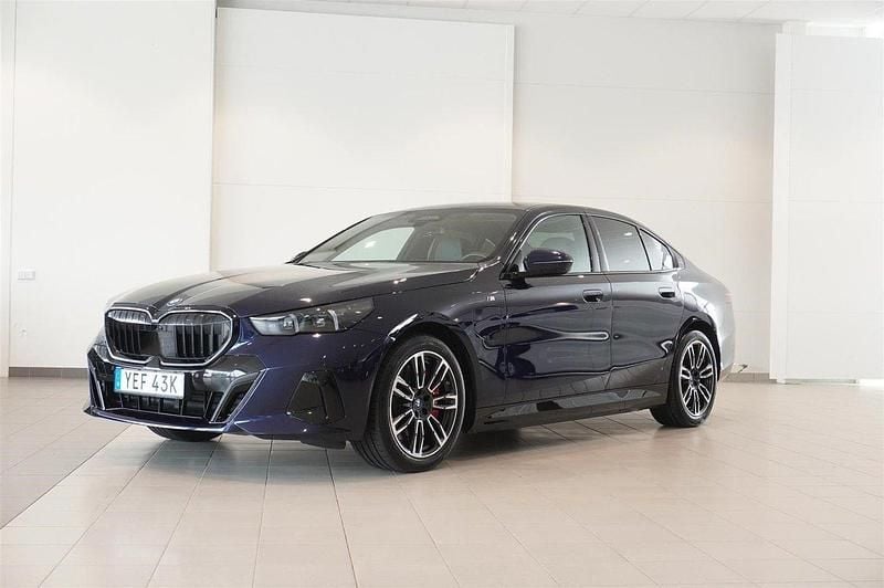 Blå Begagnad 2023 BMW 550e M Sport Sedan | 859 800 kr (Marknadspris) - Bild 1/4
