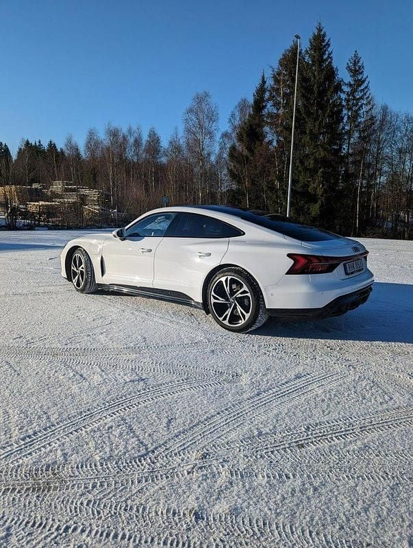 Vit Begagnad 2022 Audi e-tron GT quattro Sedan | 590 000 kr (Marknadspris) - Bild 1/4