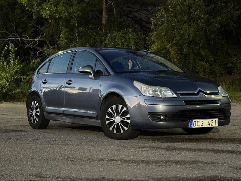 Grå Begagnad 2007 Citroën C4 Halvkombi | 15 500 kr (Marknadspris) - Bild 1/4