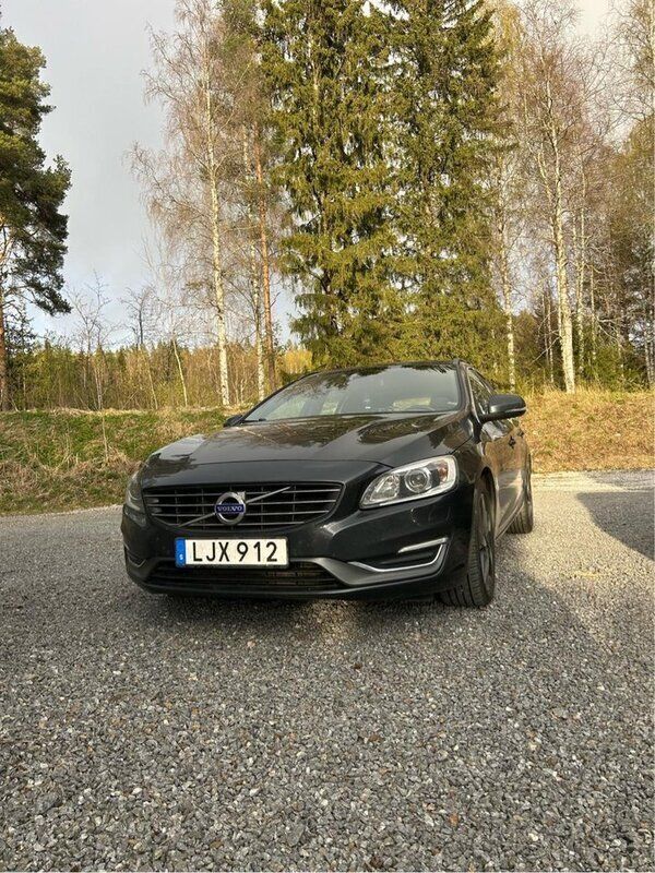 Grå Begagnad 2014 Volvo V60 Momentum Kombi | 125 000 kr (Marknadspris) - Bild 1/4
