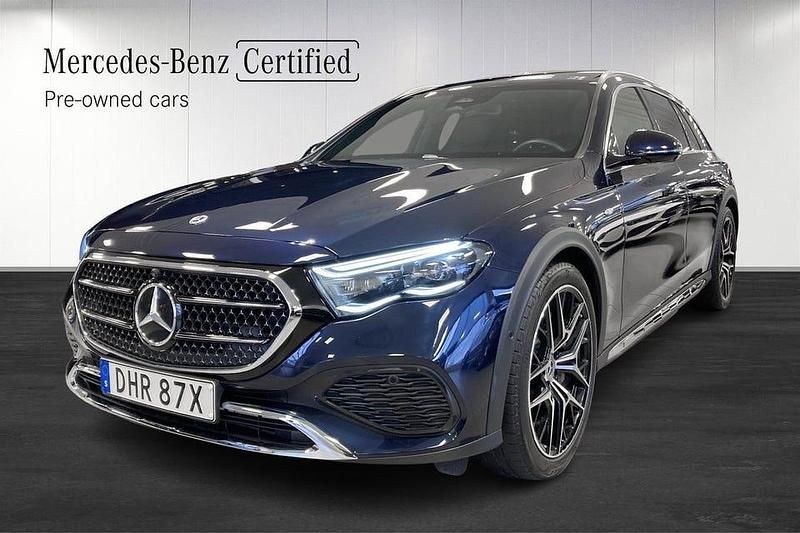 Blå Begagnad 2025 Mercedes E300 Kombi | 749 000 kr - Bild 1/4