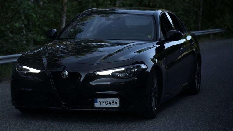 Svart Begagnad 2017 Alfa Romeo Giulia Sedan | 166 000 kr - Bild 1/4