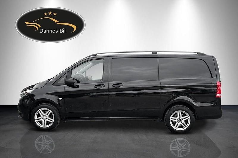 Svart Begagnad 2023 Mercedes Vito Van | 359 000 kr - Bild 1/4