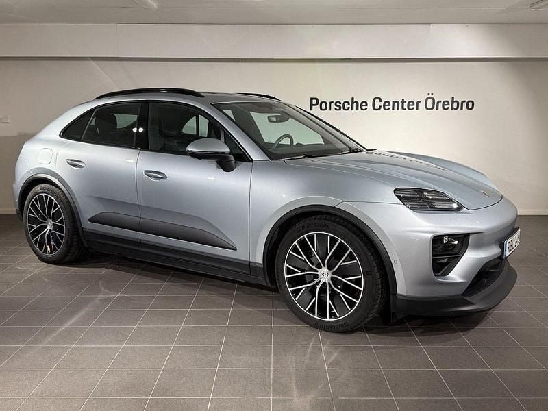 Silver (dolomite silver metallic) Begagnad 2024 Porsche Macan SUV | 939 000 kr (Marknadspris) - Bild 1/4