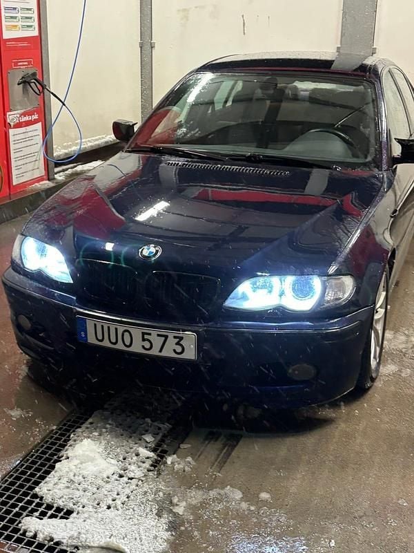 Begagnad 2004 BMW 320 Sedan | 37 000 kr (Marknadspris) - Bild 1/4