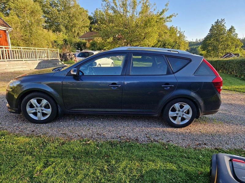 Grå Begagnad 2012 Kia Ceed Sportswagon Kombi | 29 000 kr (Marknadspris) - Bild 1/4