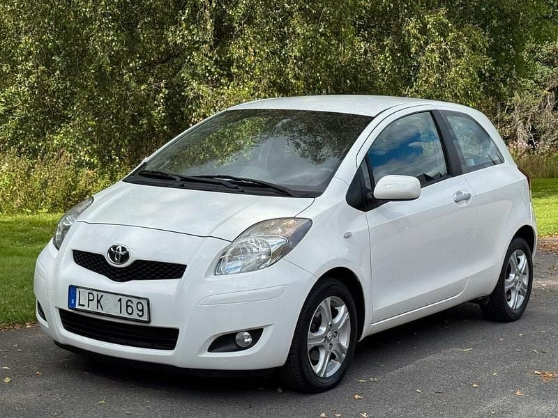 Vit Begagnad 2011 Toyota Yaris Halvkombi | 45 900 kr (Marknadspris) - Bild 1/4