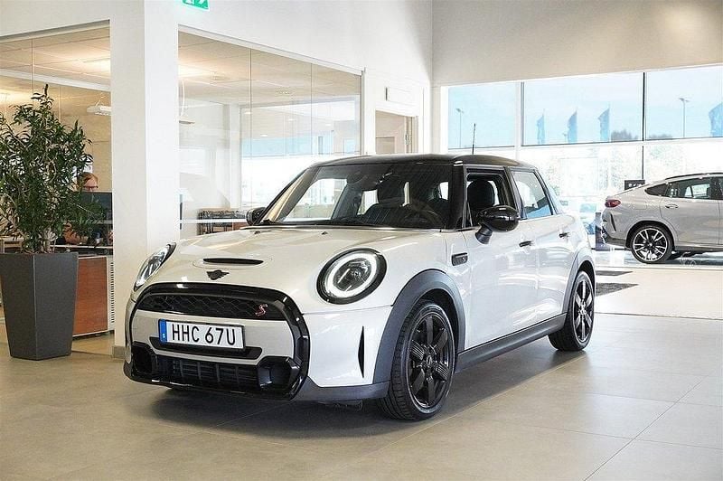 Silver Begagnad 2021 Mini Cooper Halvkombi | 269 800 kr (Marknadspris) - Bild 1/4