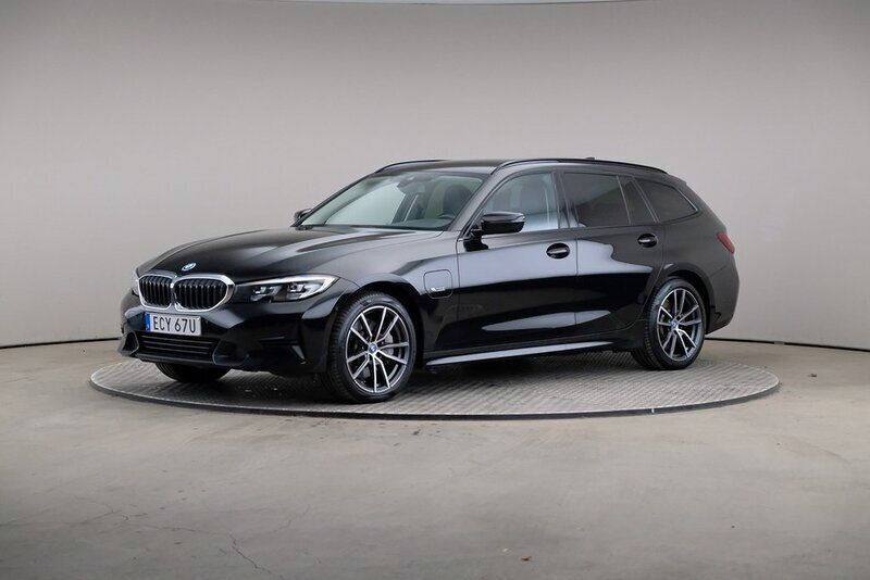 Svart Begagnad 2022 BMW 330e Sport Line Kombi | 259 000 kr (Superpris) - Bild 1/4