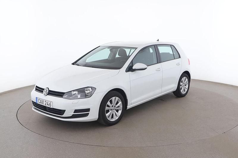 Vit Begagnad 2016 VW Golf VII Halvkombi | 120 000 kr (Marknadspris) - Bild 1/3