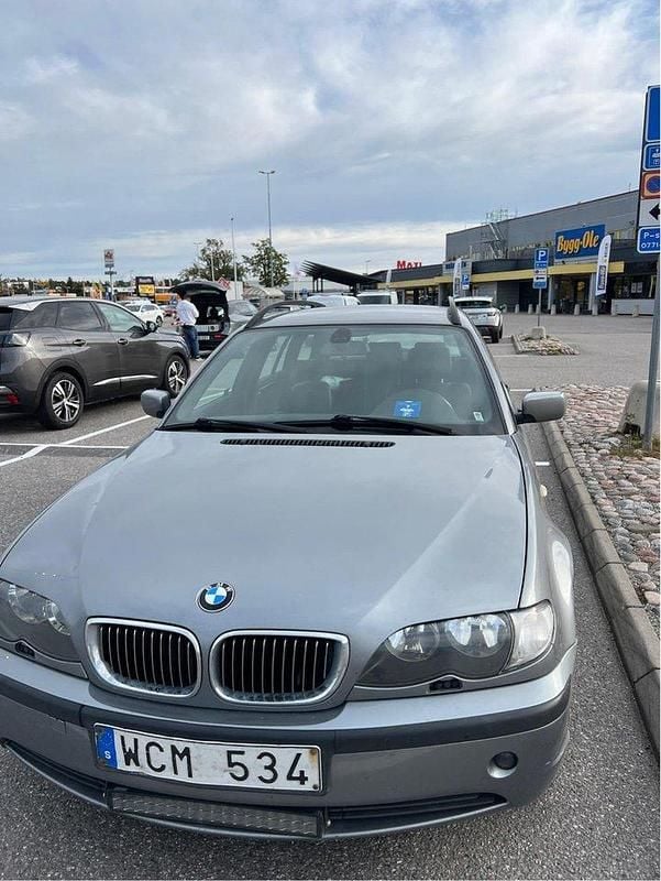 Grå Begagnad 2005 BMW 318 Kombi | 20 000 kr - Bild 1/4