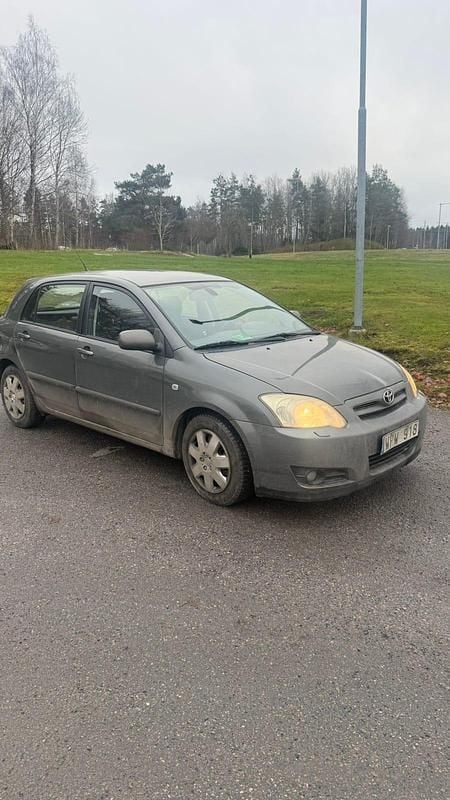Begagnad 2005 Toyota Corolla Halvkombi | 32 900 kr (Marknadspris) - Bild 1/3