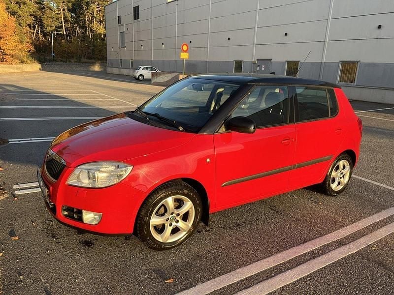 Röd Begagnad 2010 Skoda Fabia Halvkombi | 22 000 kr (Bra pris) - Bild 1/4