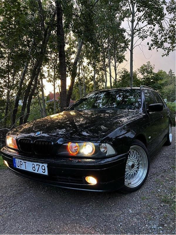 Svart Begagnad 2004 BMW 525 Kombi | 77 500 kr (Dyr) - Bild 1/4