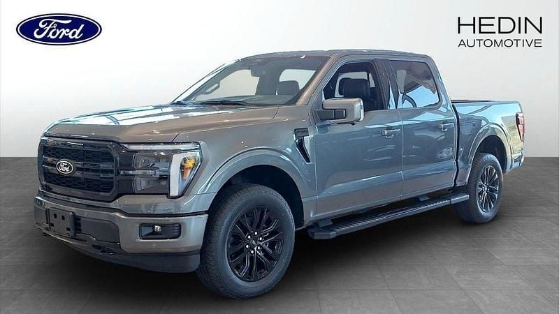 Grå (grey) Ny 2025 Ford F-150 Lariat Pickup | 1 051 440 kr - Bild 1/4