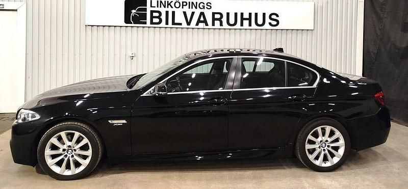 Svart Begagnad 2013 BMW 520 M Sport Sedan | 159 900 kr (Lite dyr) - Bild 1/4