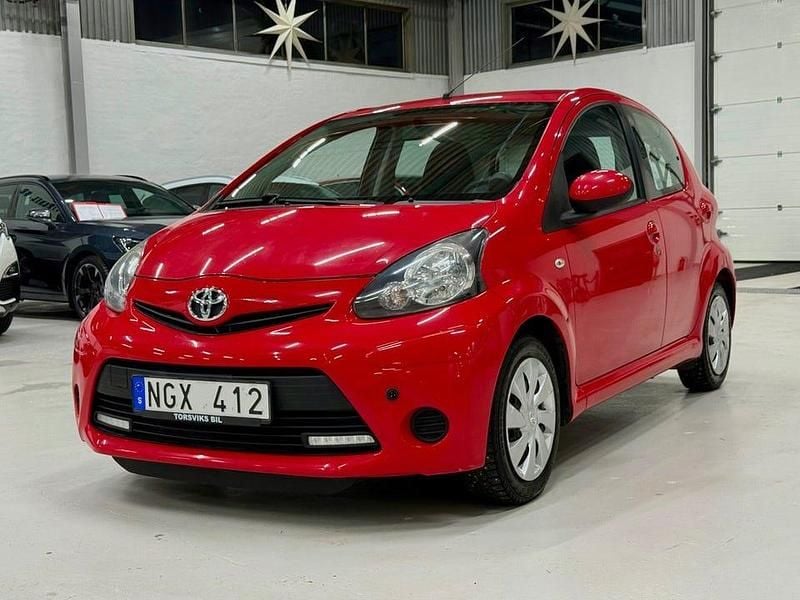 Röd Begagnad 2013 Toyota Aygo Halvkombi | 49 800 kr (Marknadspris) - Bild 1/4