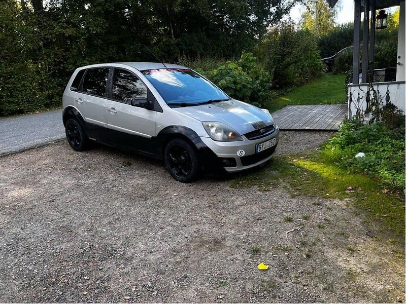 Grå Begagnad 2007 Ford Fiesta Halvkombi | 9 500 kr (Superpris) - Bild 1/4