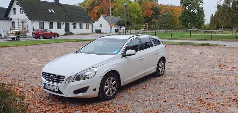 Vit Begagnad 2012 Volvo V60 Kombi | 85 000 kr (Bra pris) - Bild 1/4