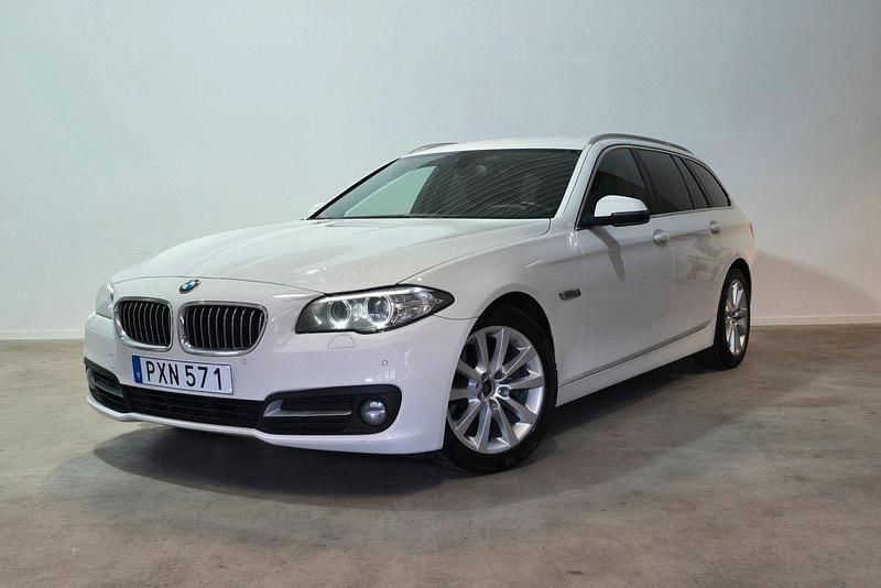 Vit Begagnad 2017 BMW 520 M Sport Kombi | 169 800 kr (Superpris) - Bild 1/3
