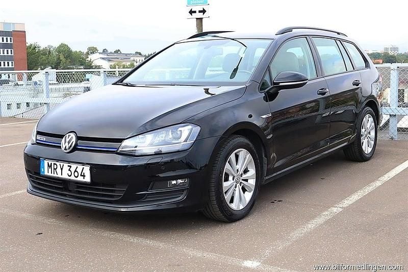 Svart samma som bilen Begagnad 2015 VW Golf VII S Kombi | 104 000 kr (Marknadspris) - Bild 1/4