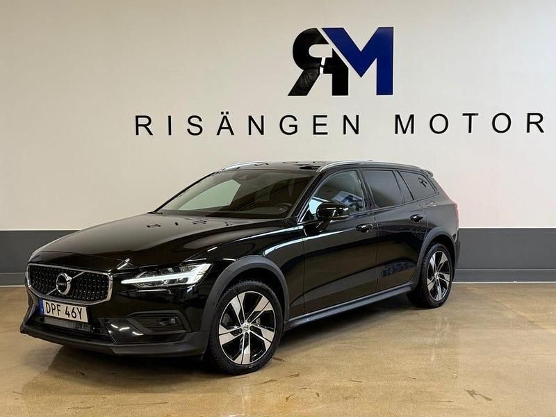 Svart Begagnad 2019 Volvo V60 CC Momentum Kombi | 254 900 kr (Marknadspris) - Bild 1/4