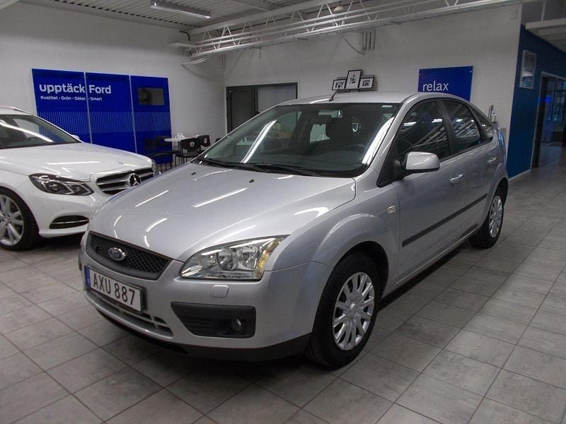Silver (moondust silver met) Begagnad 2007 Ford Focus Halvkombi | 54 400 kr - Bild 1/4