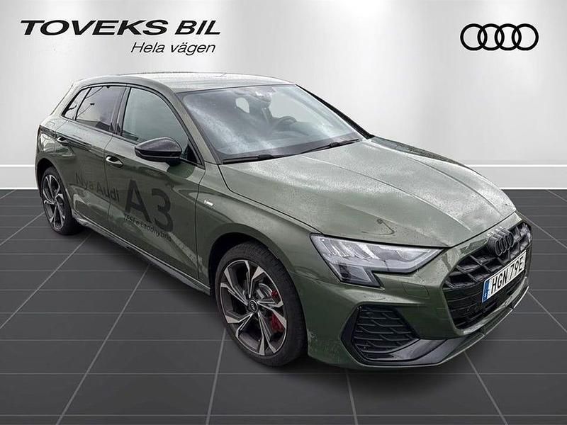 Begagnad Audi A3 S-Line 272 HK (200 kW) 2025 Distriktgrön metallic