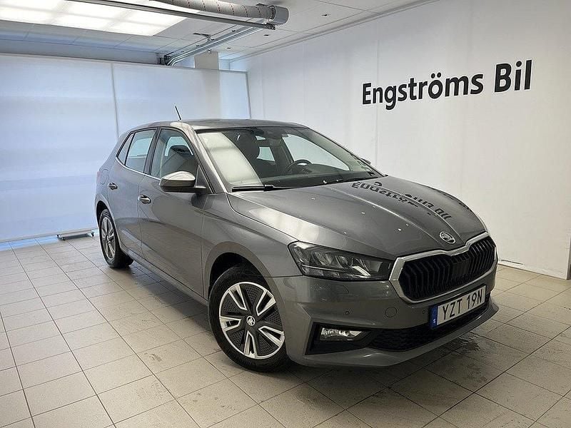 Grå (graphite grey metallic) Begagnad 2022 Skoda Fabia Style Halvkombi | 185 000 kr (Marknadspris) - Bild 1/4