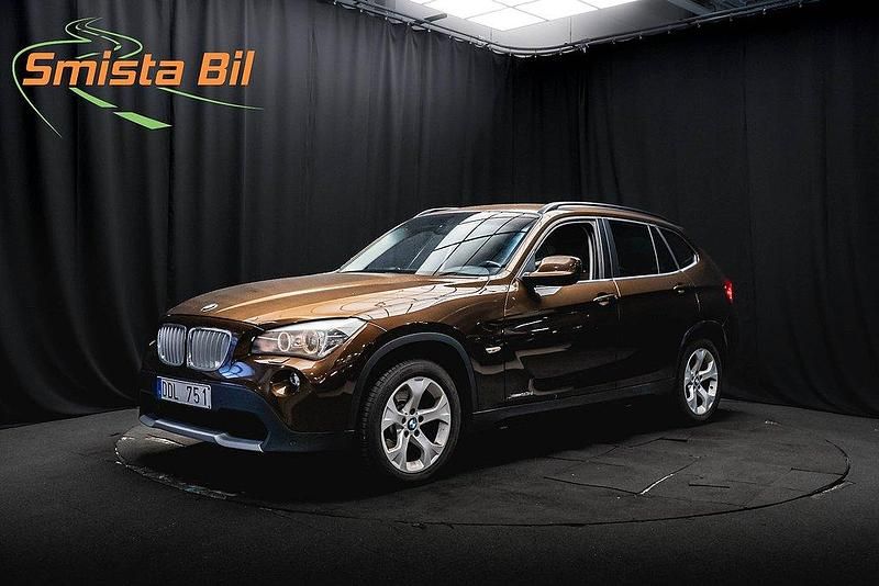Brun Begagnad 2010 BMW X1 SUV | 98 800 kr (Marknadspris) - Bild 1/3