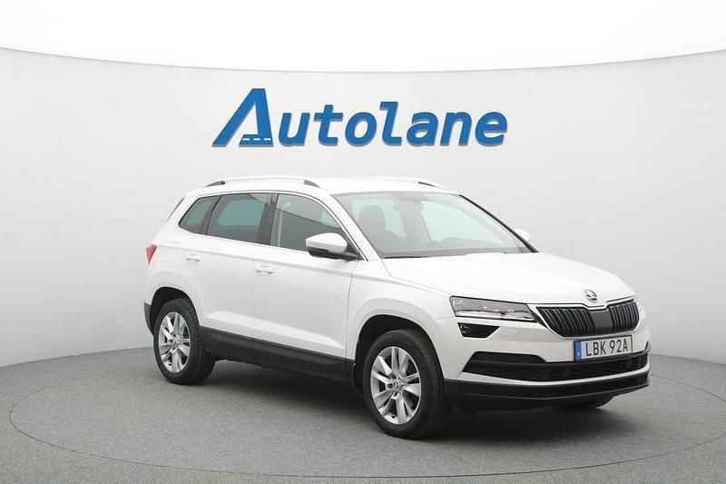 Vit Begagnad 2019 Skoda Karoq SUV | 199 900 kr (Marknadspris) - Bild 1/3