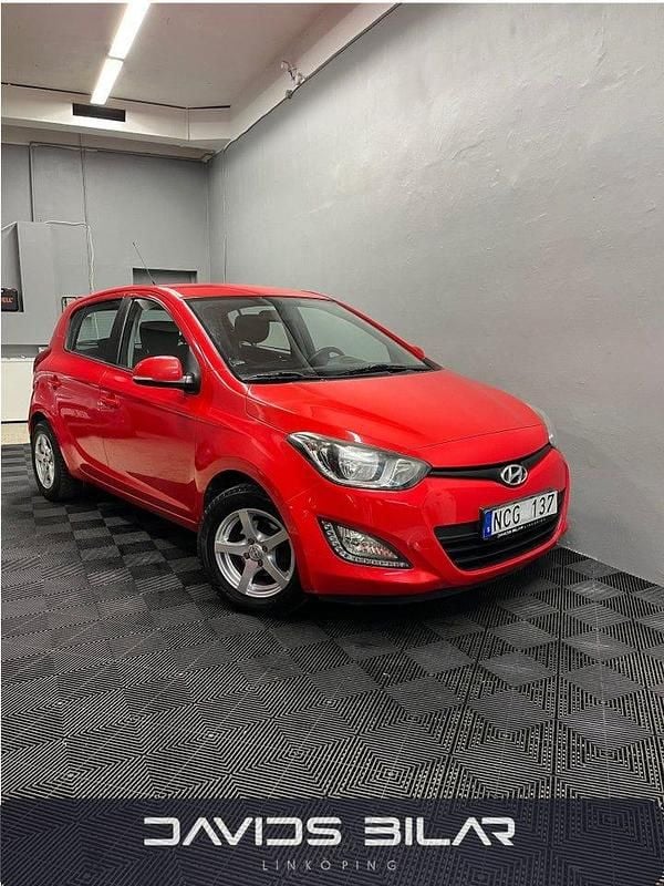Röd Begagnad 2012 Hyundai i20 Premium Halvkombi | 37 500 kr (Marknadspris) - Bild 1/4
