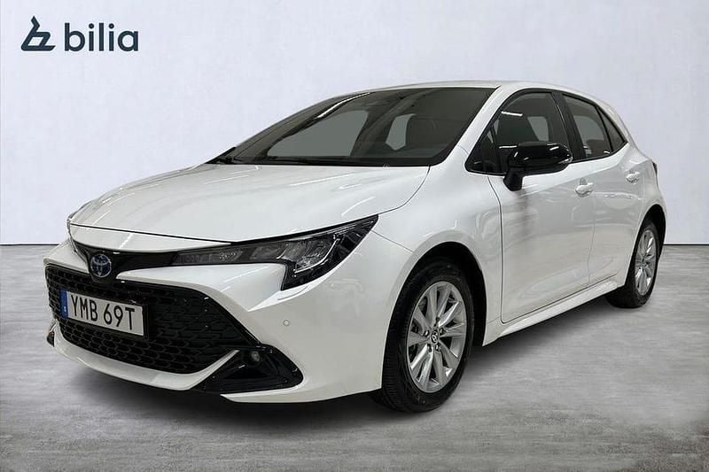 Vit Begagnad 2025 Toyota Corolla Hybrid Active Halvkombi | 329 900 kr (Marknadspris) - Bild 1/4