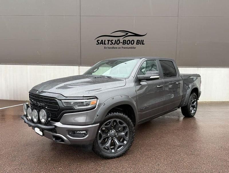 Grå Begagnad 2022 RAM 1500 Pickup | 869 000 kr (Dyr) - Bild 1/4