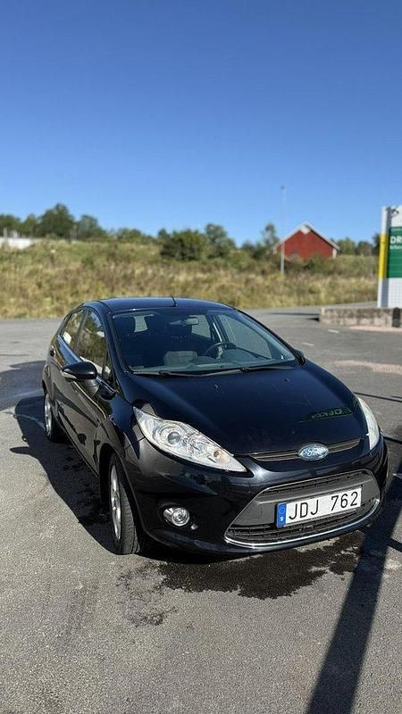 Svart Begagnad 2009 Ford Fiesta Halvkombi | 26 500 kr (Marknadspris) - Bild 1/4