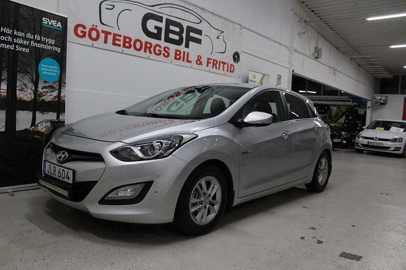 Silver Begagnad 2014 Hyundai i30 Halvkombi | 79 900 kr (Marknadspris) - Bild 1/4