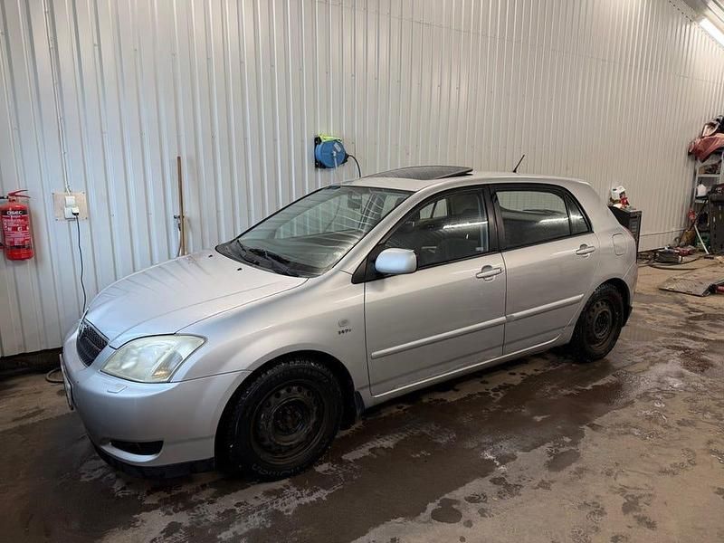 Begagnad Toyota Corolla 110 HK (80 kW) 2004 Silver Halvkombi